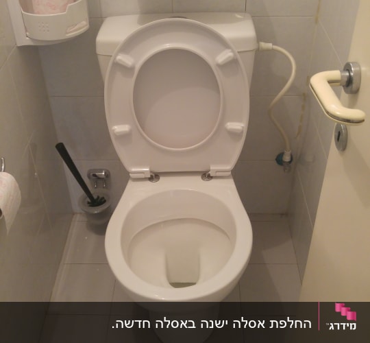 אסלה עם מברשת ניקוי בצד